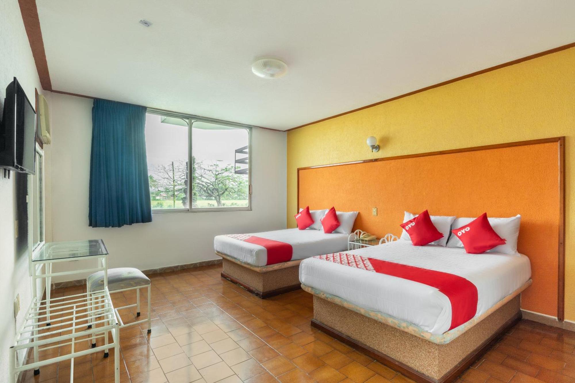 Oyo Hotel Casa Blanca Martínez de La Torre Extérieur photo
